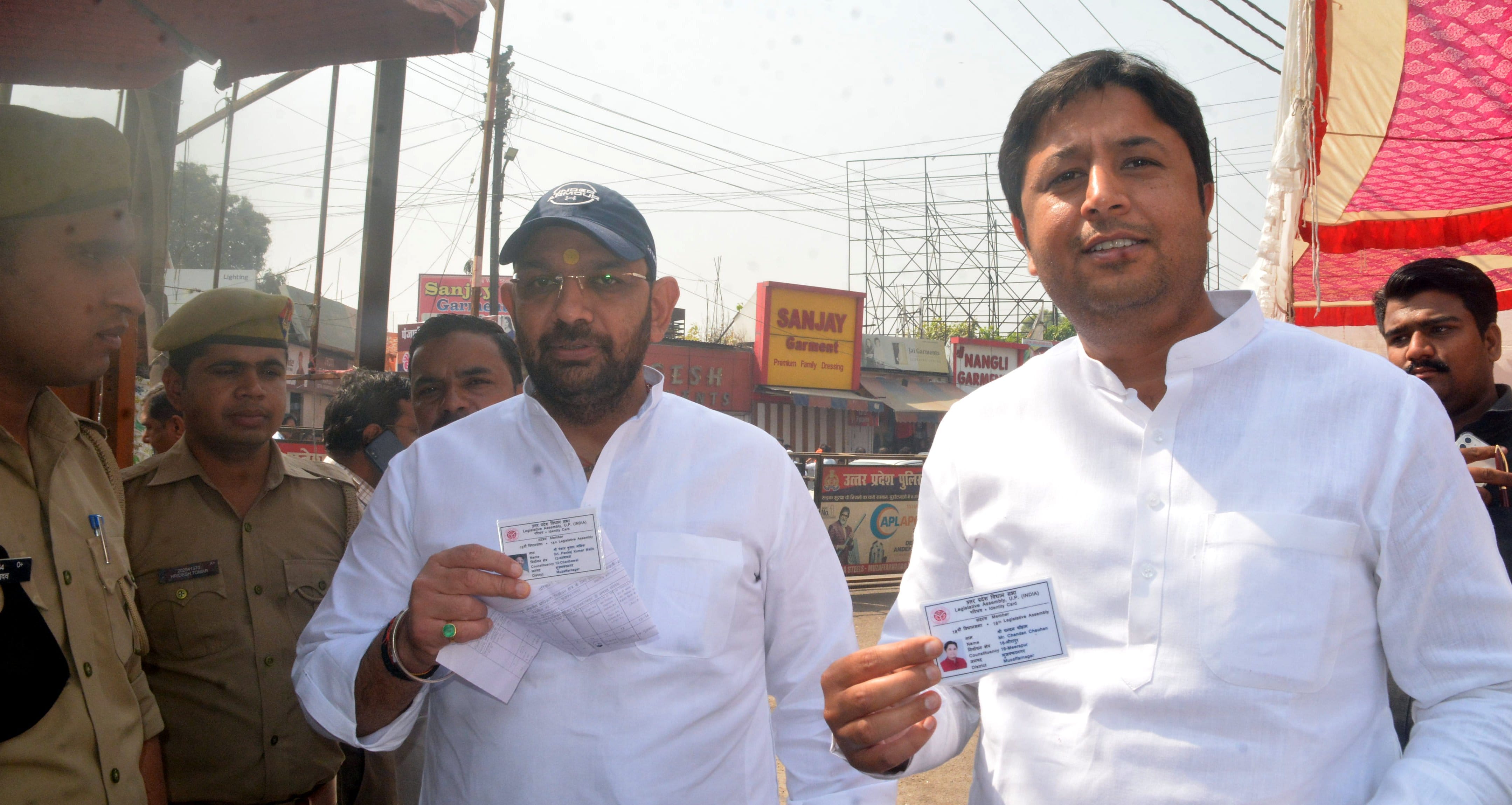 एमएलसी के चुनाव में मतदान करते विधायक पंकज मलिक व चंदन चौहान।