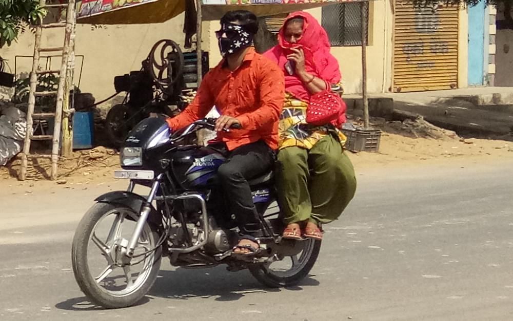 Photo 10AURP 02 - Personnes portant une étole à moto pour se protéger le visage du soleil.  conversation