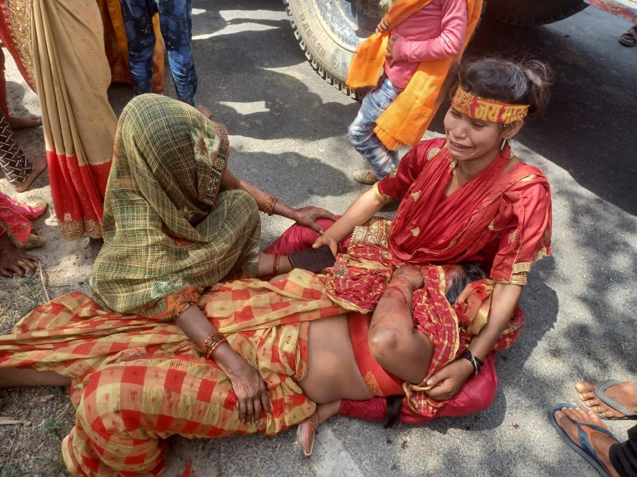 फोटो10एयूआरपी 23- घायल मां के पास रोती बेटी फोटो10एयूआरपी 23- घायल मां के पास रोती बेटी
