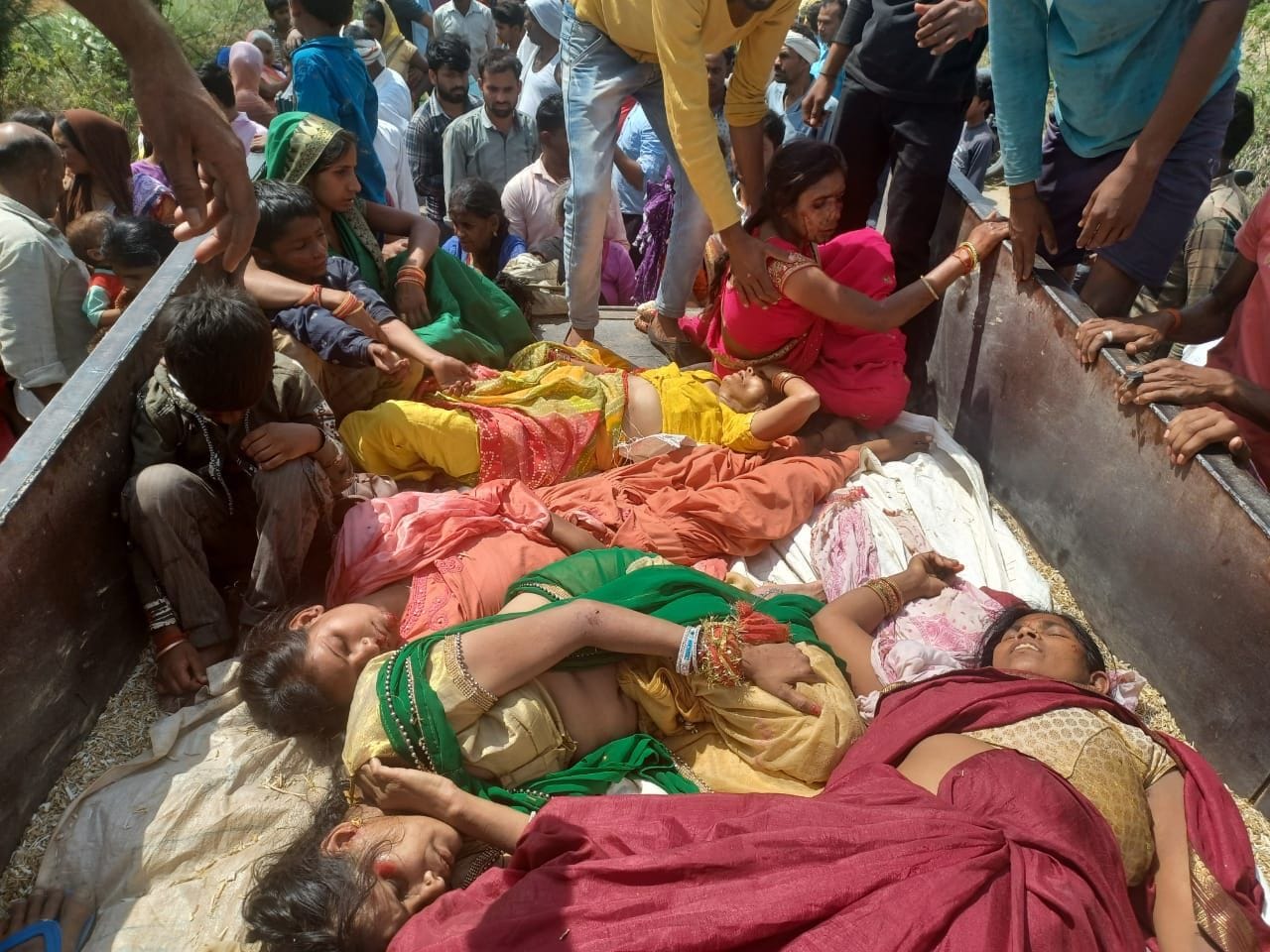 फोटो10एयूआरपी 24- ट्राली पर घायलो को लादकर अस्पताल ले जाते लोग। संवाद फोटो10एयूआरपी 24- ट्राली पर घायलो को लादकर अस्पताल ले जाते लोग। संवाद