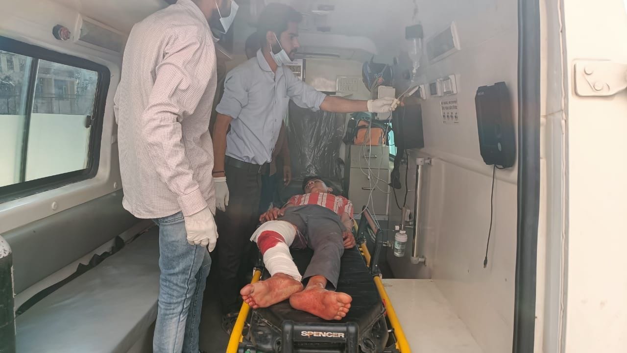 गांव जांडवाला सोत्तर और अयाल्की के बीच हुए सड़क हादसे में घायल मनदीप को रेफर करते हुए। गांव जांडवाला सोत्तर और अयाल्की के बीच हुए सड़क हादसे में घायल मनदीप को रेफर करते हुए।