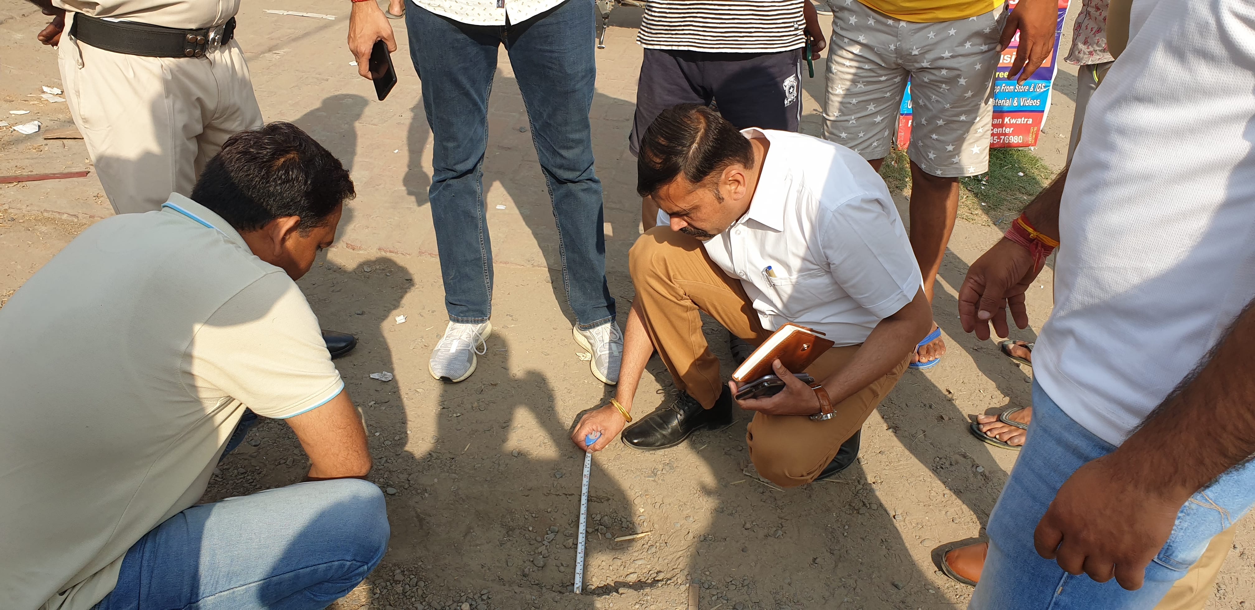 घटनास्थल पर तथ्य जुटातीं जिला अपराध शाखा की टीमें। संवाद घटनास्थल पर तथ्य जुटातीं जिला अपराध शाखा की टीमें। संवाद