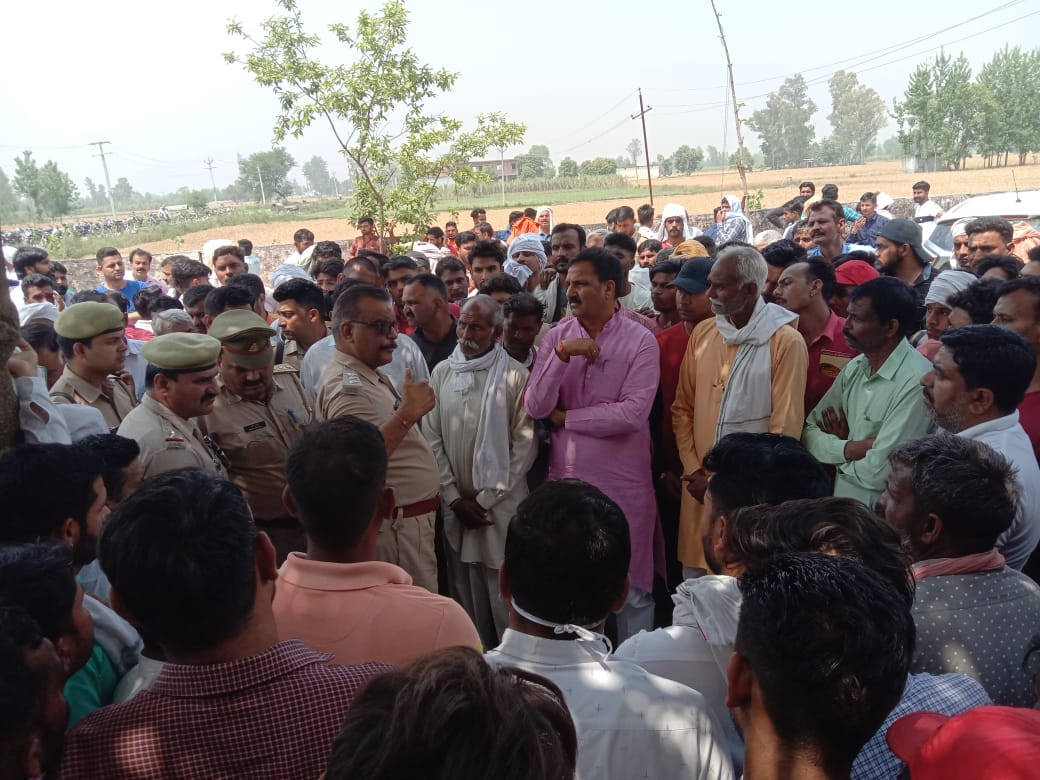 हंगामा कर रहे लोगों को समझाते एसडीएम, सीओ और विधायक हंगामा कर रहे लोगों को समझाते एसडीएम, सीओ और विधायक