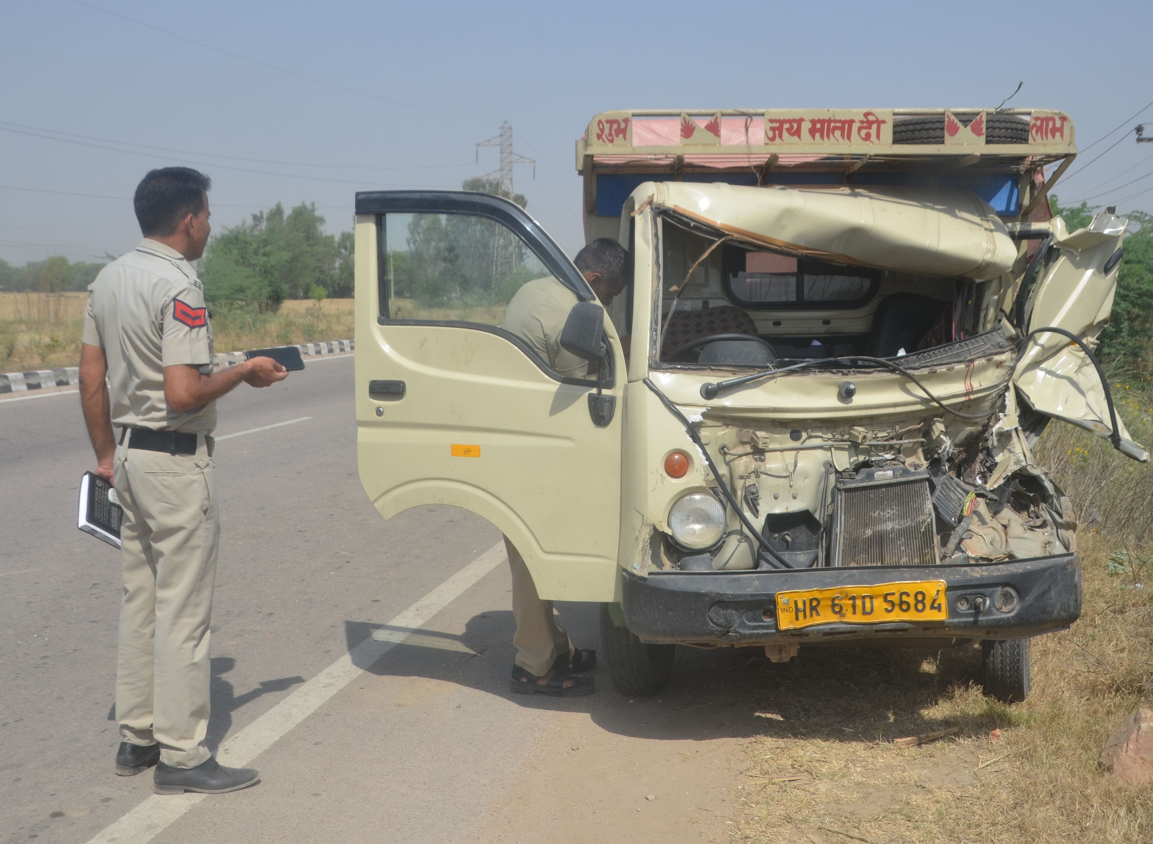 हादसे में क्षतिग्रस्त टैंपो व मौके पर पंहुची पुलिस । हादसे में क्षतिग्रस्त टैंपो व मौके पर पंहुची पुलिस ।