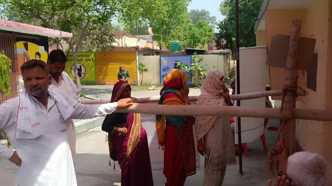 जानसठ ब्लॉक में विधान परिषद के चुनाव में मतदान करते मतदाता