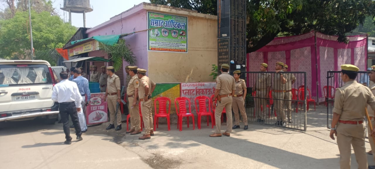 जानसठ में मतदान केंद्र पर तैनात पुलिस बल