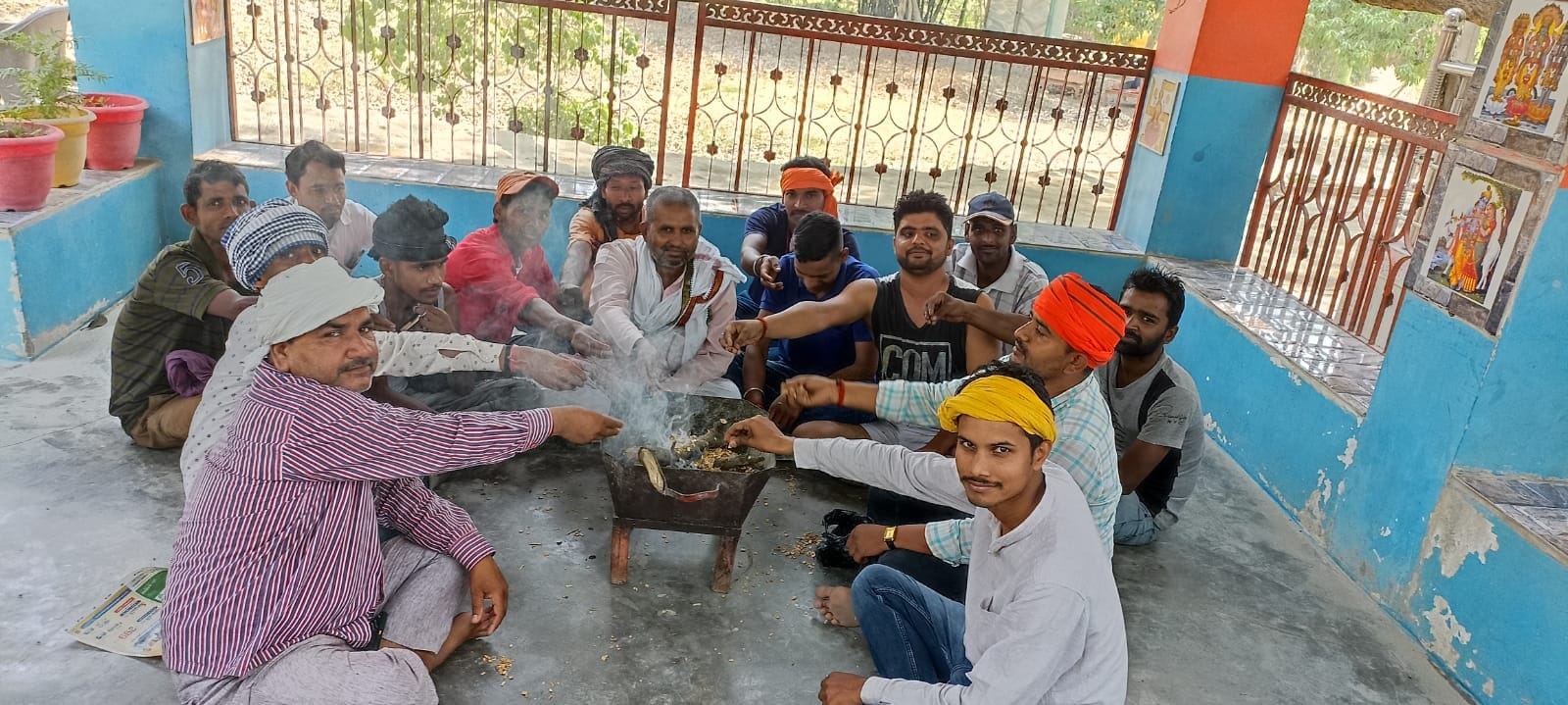 जयप्रकाश नगर में एनएच-31 के किनारे जिन बाबा स्थान के पास बुद्धि-शुद्धि यज्ञ करते पत्रकार और समाजसे?