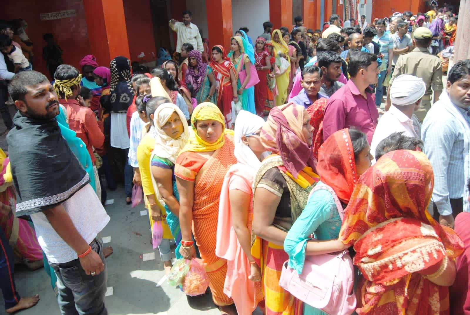 काली बांह मंदिर में पूजा करने के लिए लाइन में लगे श्रद्धालु काली बांह मंदिर में पूजा करने के लिए लाइन में लगे श्रद्धालु