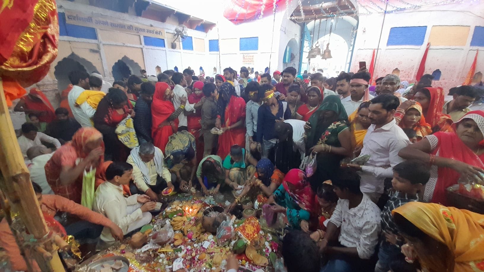 कालिका देवी मंदिर के अंदर उमड़ी देवी भक्तों की भीड़ कालिका देवी मंदिर के अंदर उमड़ी देवी भक्तों की भीड़