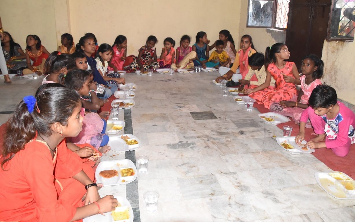 कल्याणी देवी मंदिर में अष्टमी पर आयोजित भंडारे में प्रसाद ग्रहण करतीं कन्याएं। संवाद