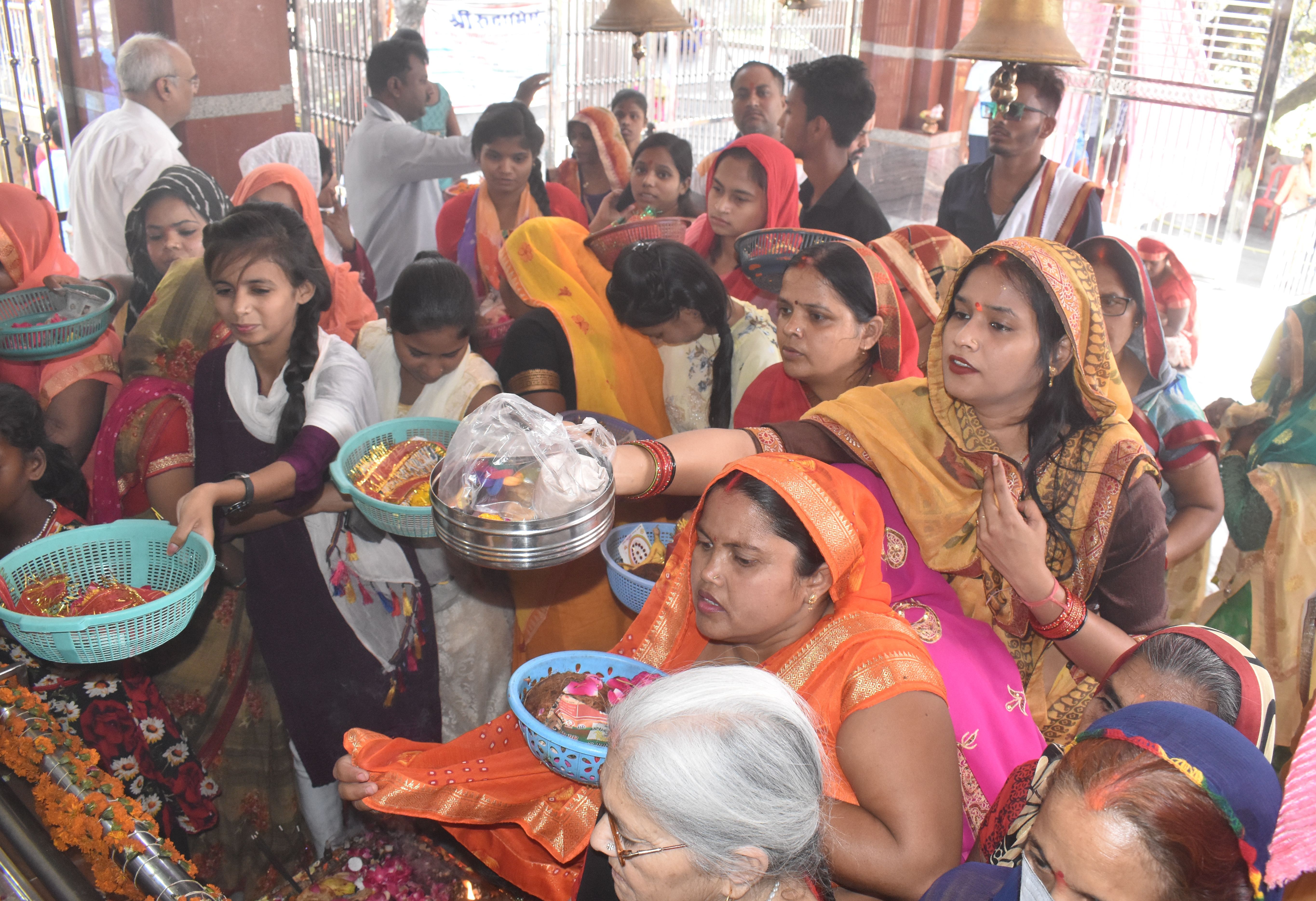 कल्याणी देवी मंदिर में दर्शन के लिए लगी भीड़। संवाद