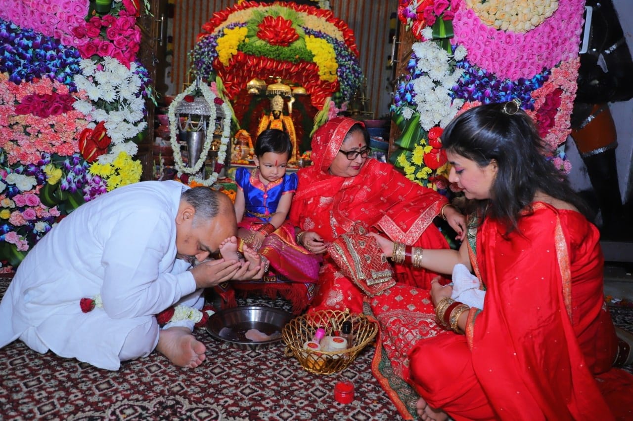 कन्या पूजन करते पीठाध्यक्ष सतपाल शर्मा। संवाद कन्या पूजन करते पीठाध्यक्ष सतपाल शर्मा। संवाद