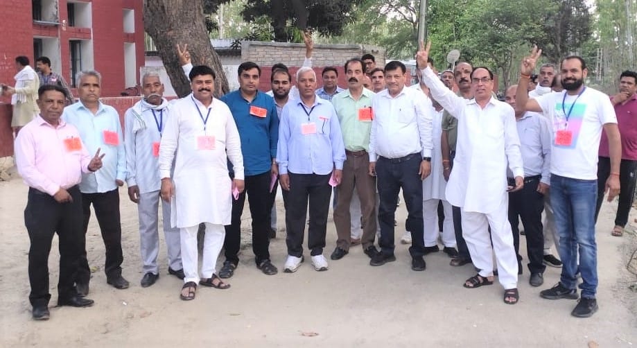 कर्मचारियों से वोट की अपील करते प्रधान पद के प्रत्याशी नीलकंठ शर्मा व समर्थक। संवाद कर्मचारियों से वोट की अपील करते प्रधान पद के प्रत्याशी नीलकंठ शर्मा व समर्थक। संवाद
