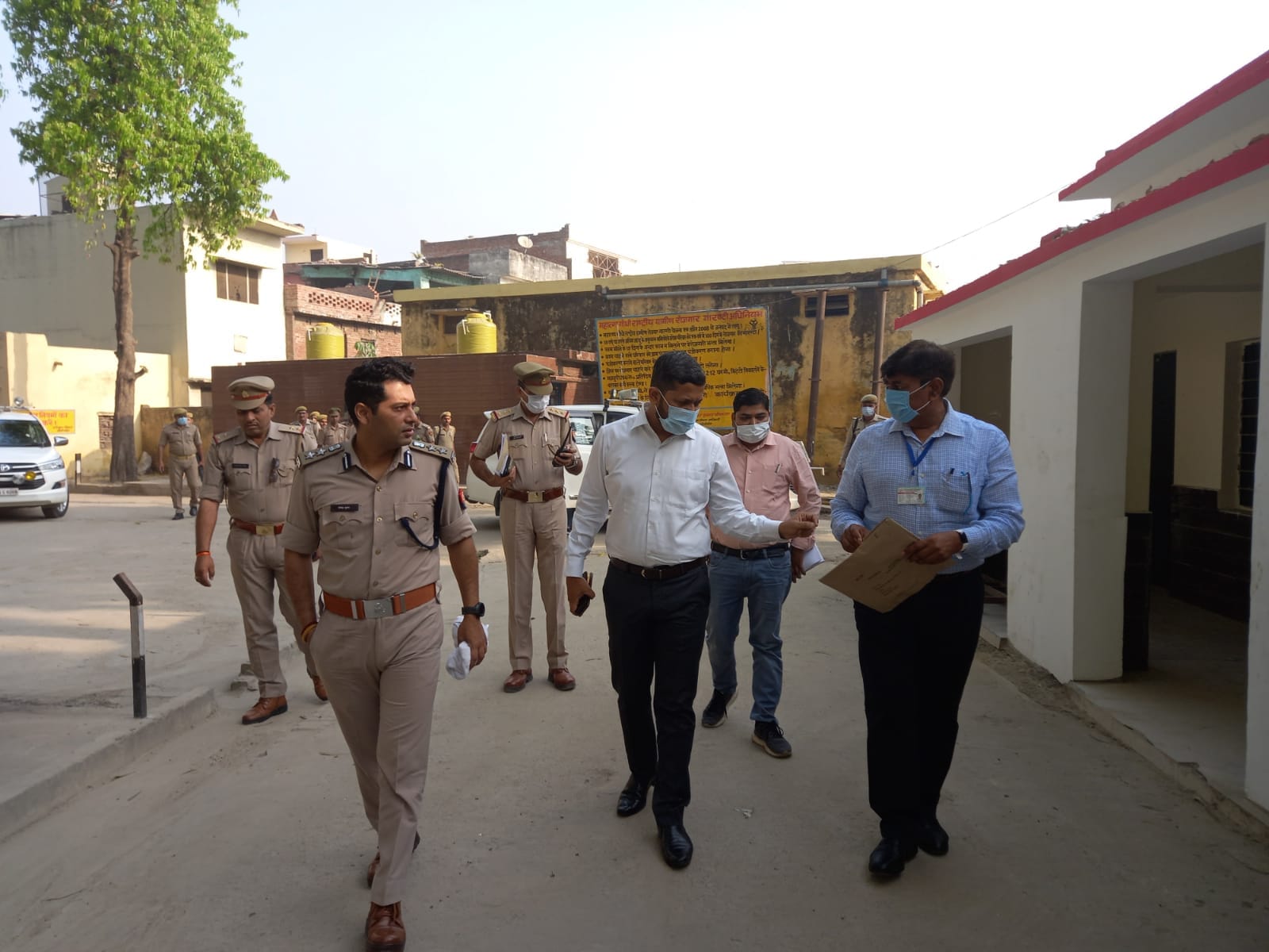 मतदान केन्द्र का निरीक्षण करते डीएम पुलकित खरे व एसपी दिनेश कुमार पी.। संवाद मतदान केन्द्र का निरीक्षण करते डीएम पुलकित खरे व एसपी दिनेश कुमार पी.। संवाद