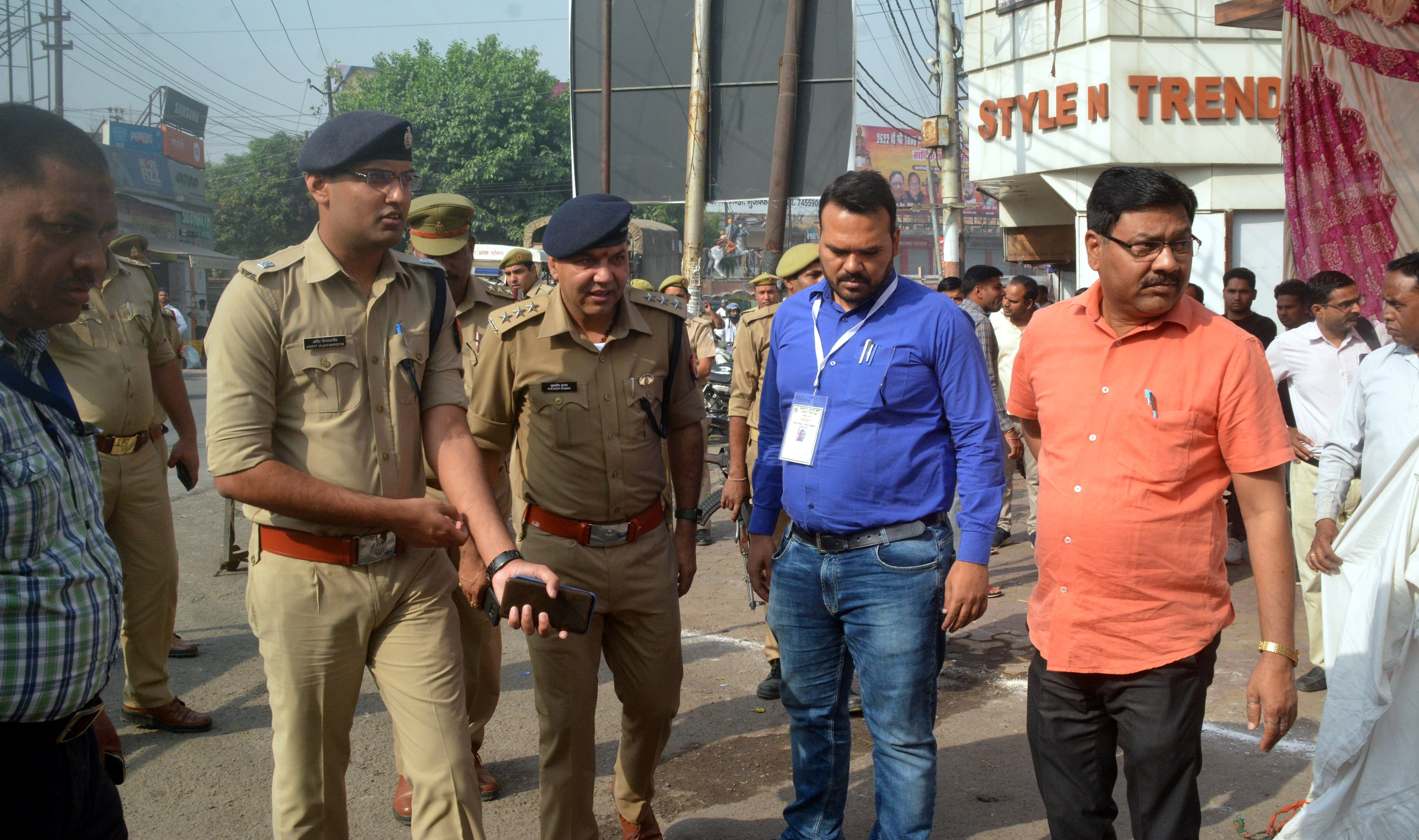 मतदान केद्र का निरीक्षण करते एसपी सिटी विजयवर्गीय।