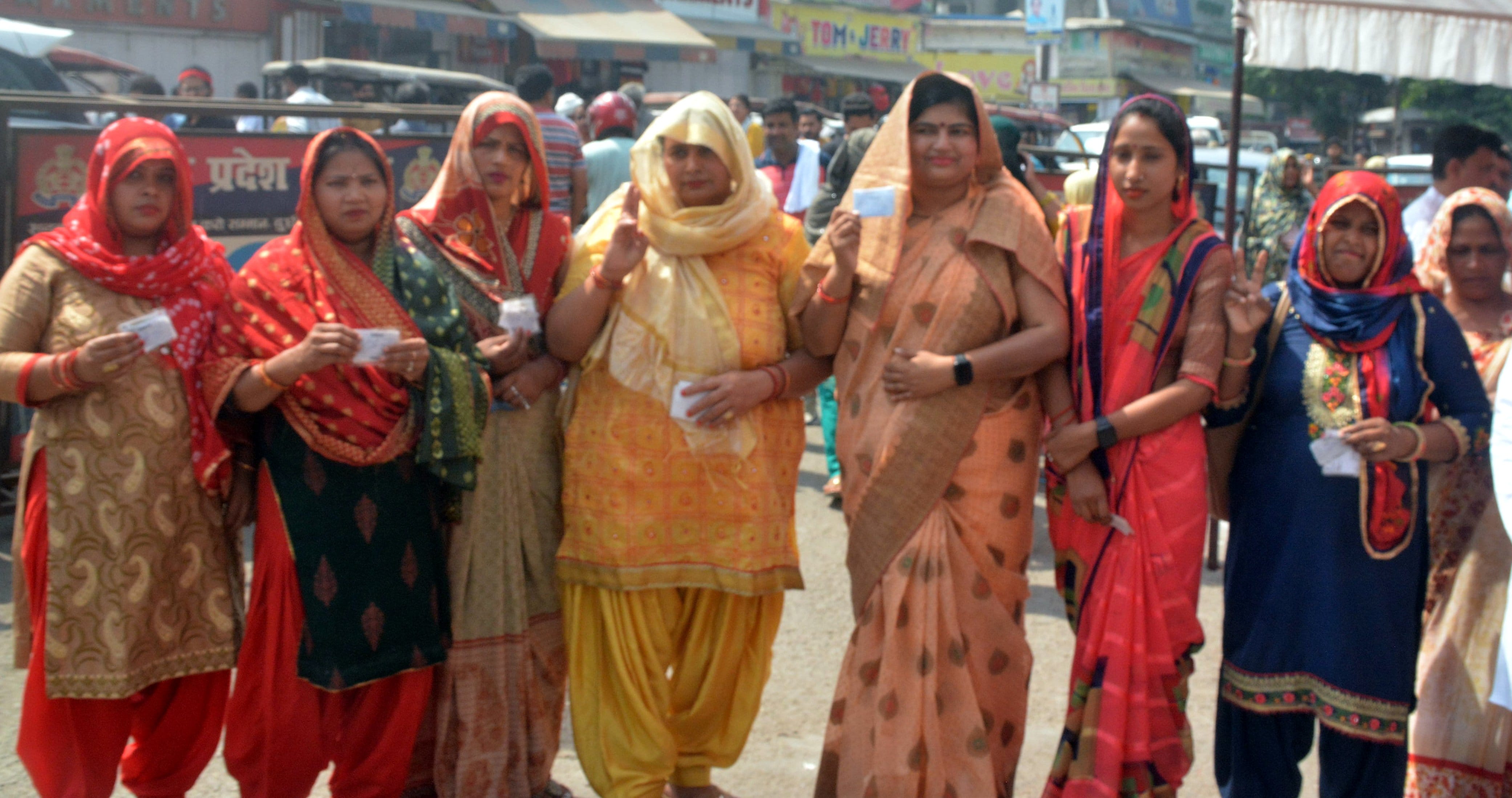 मतदान केद्र पर मतदान करने पहुची महिला वोटर।