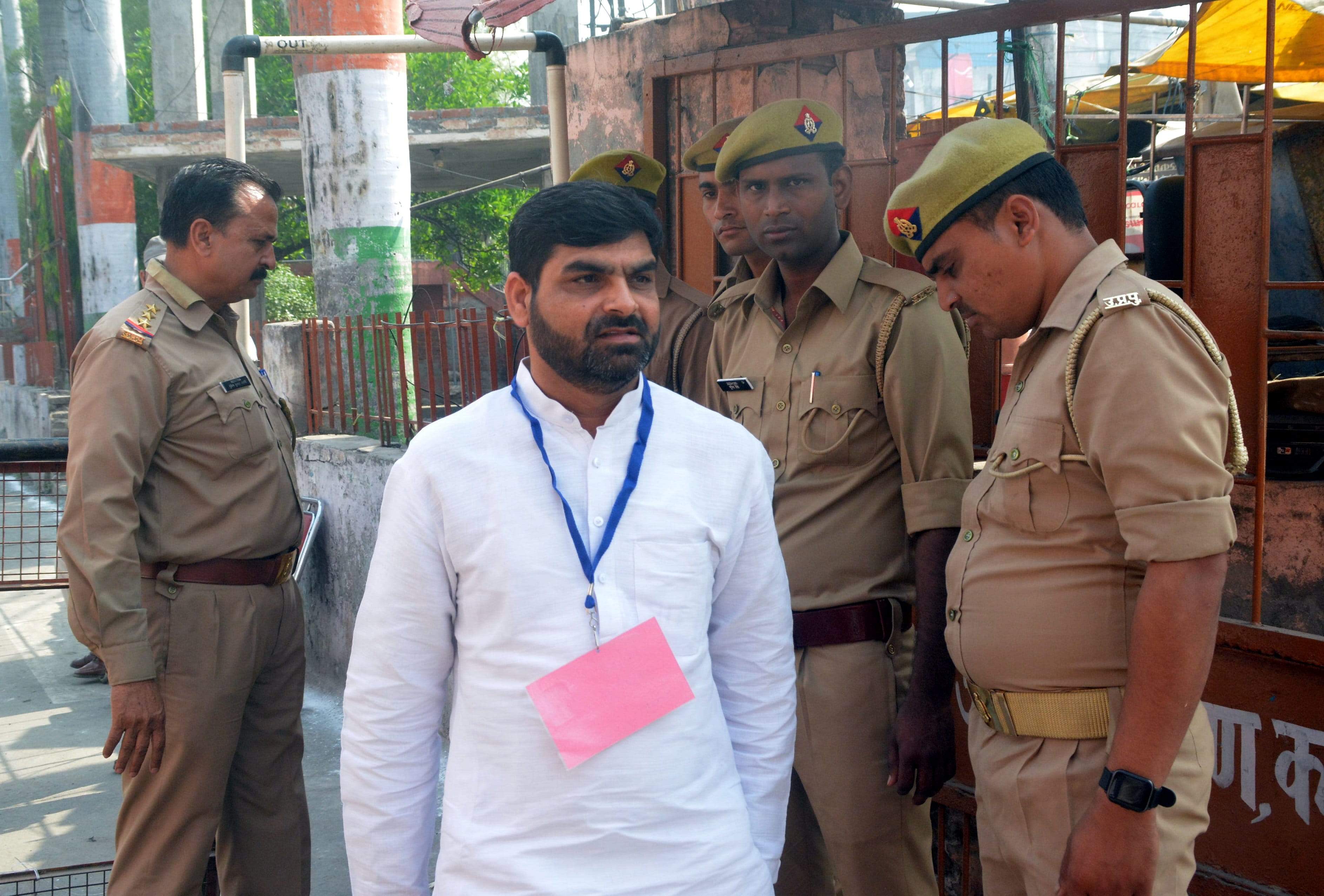 नगर पालिका बूथ पर पहुचें एमएलसी प्रत्याशी आरिफ जौला।