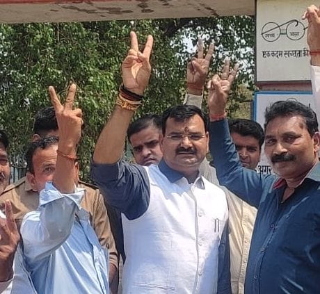 नगरपालिका पीलीभीत स्थित केन्द्र पर मतदान को पहुंचे राज्यमंत्री संजय सिंह गंगवार। संवाद नगरपालिका पीलीभीत स्थित केन्द्र पर मतदान को पहुंचे राज्यमंत्री संजय सिंह गंगवार। संवाद