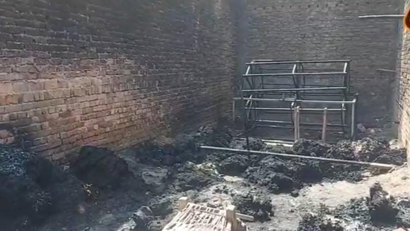 पानीपत। फैक्टरी में आग लगने के कारण पड़ी हुई जली हुई मशीन व राख हुआ सामान। पानीपत। फैक्टरी में आग लगने के कारण पड़ी हुई जली हुई मशीन व राख हुआ सामान।