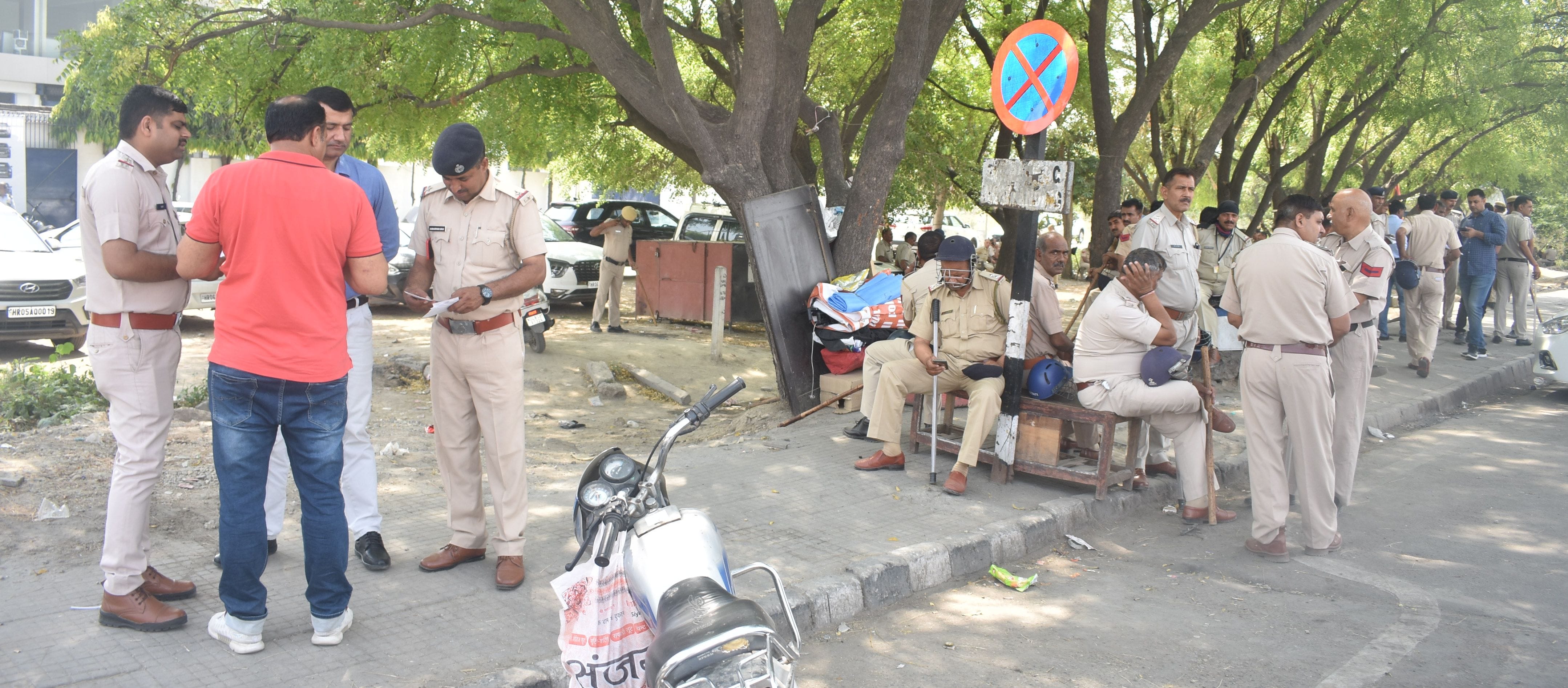 पानीपत। किसानों द्वारा टोल फ्री करवाने के मात्र 20 मिनट बाद ही पुलिसकर्मी बैठे पेड़ की छाव में, और ?