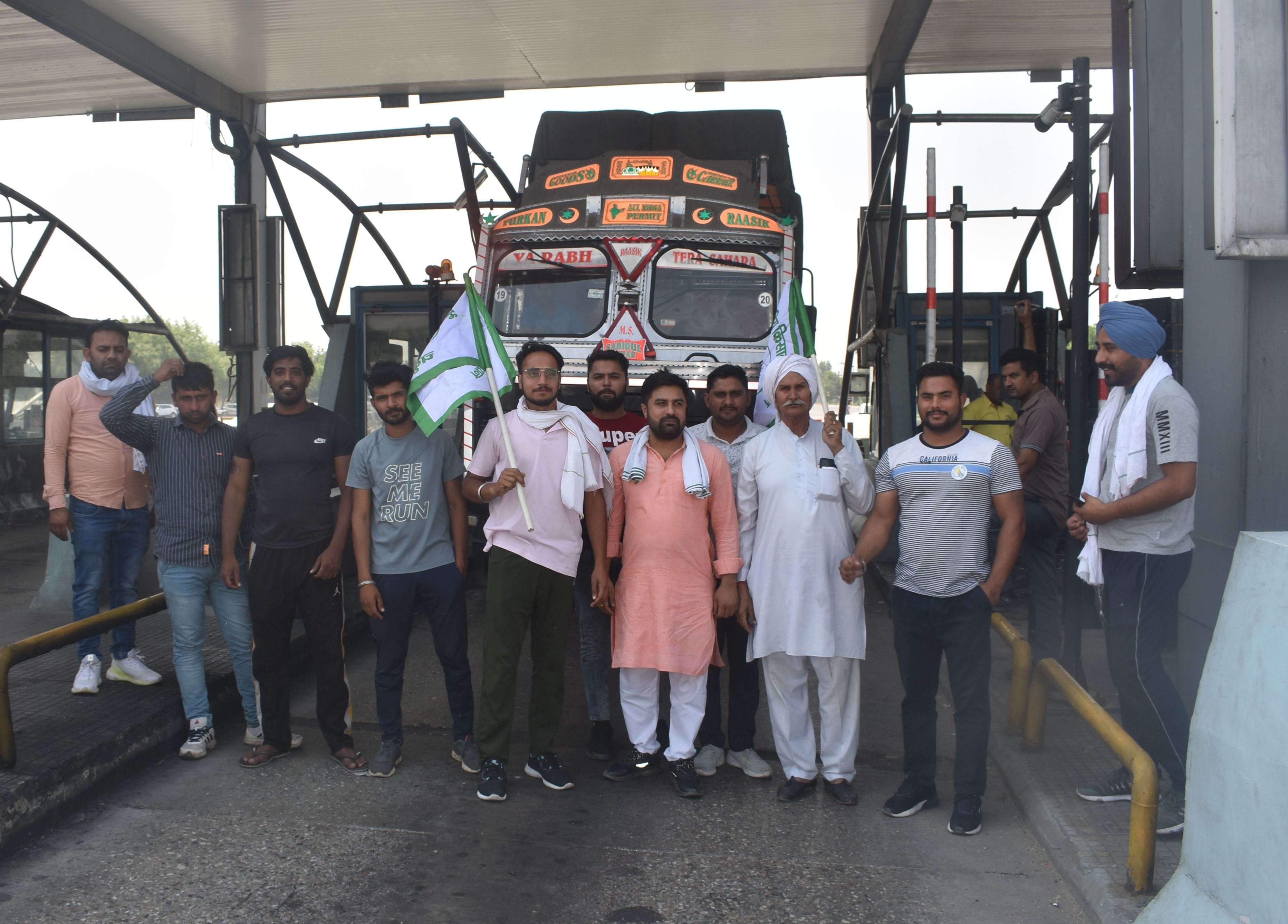 पानीपत। पानीपत टोल टैक्स पर टोल फ्री करवाने के बाद रोष जता प्रदर्शन करते हुए किसान ।
