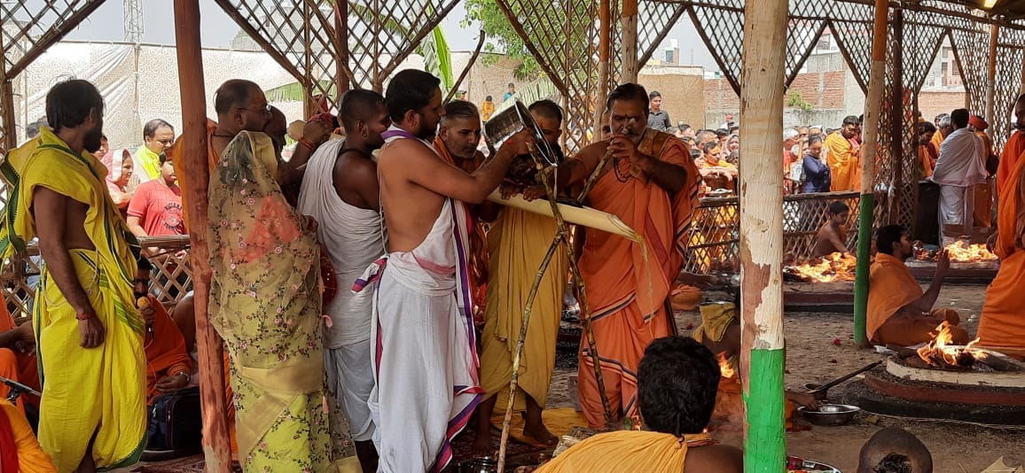 पूर्ण आहुति देते डॉ गुण प्रकाश जी व मौजूद श्रद्घालु
