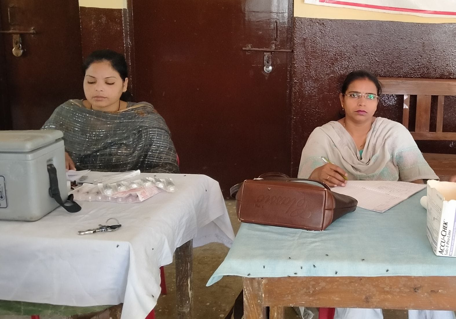 प्राथमिक स्वास्थ्य केंद्र बरखेड़ा में बैठी डॉ. अनुपम राजपूत व एएनएम। संवाद प्राथमिक स्वास्थ्य केंद्र बरखेड़ा में बैठी डॉ. अनुपम राजपूत व एएनएम। संवाद