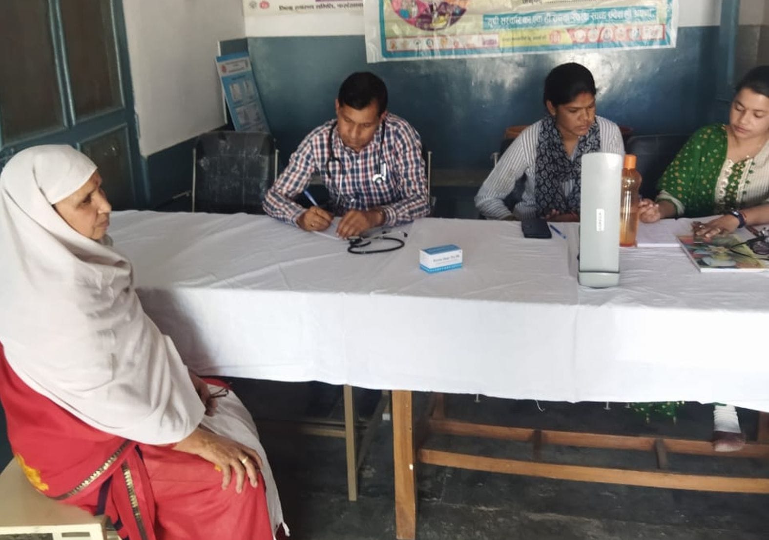 प्राथमिक स्वास्थ्य केंद्र सिमसेपुर में मरीज को दवा लिखते डॉ. सौरभ कटियार। संवाद प्राथमिक स्वास्थ्य केंद्र सिमसेपुर में मरीज को दवा लिखते डॉ. सौरभ कटियार। संवाद