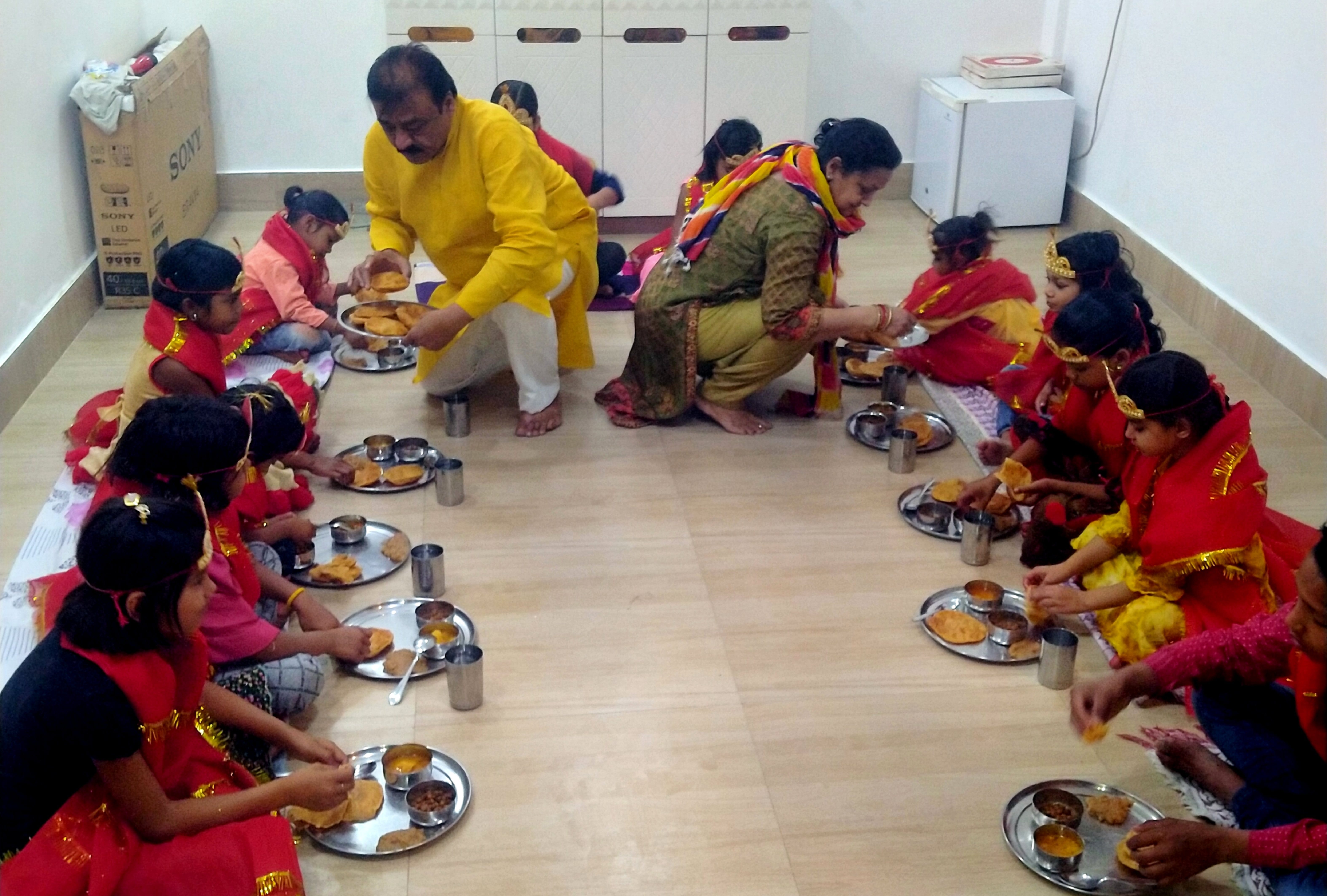 राबर्ट्सगंज में चैत्र रामनवमी पर क्वारी कन्याओं को भोजन कराते पूर्व नपा चेयरमैन विजय कुमार जैन।