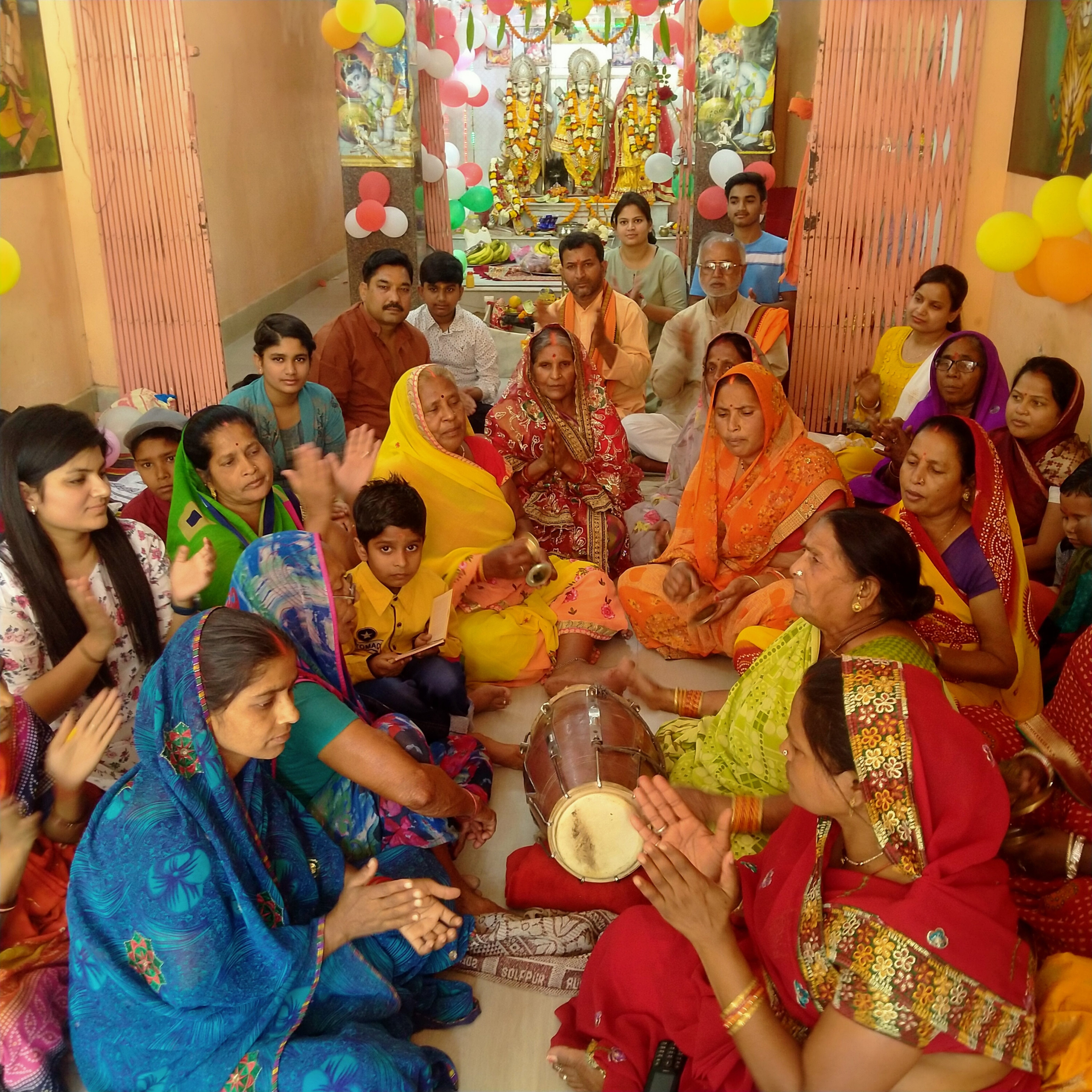 राबर्ट्सगंज नईबस्ती स्थित श्री तुलसी मानस मंदिर में रामनवमी पर भजन कीर्तन करती महिलाएं। राबर्ट्सगंज नईबस्ती स्थित श्री तुलसी मानस मंदिर में रामनवमी पर भजन कीर्तन करती महिलाएं।