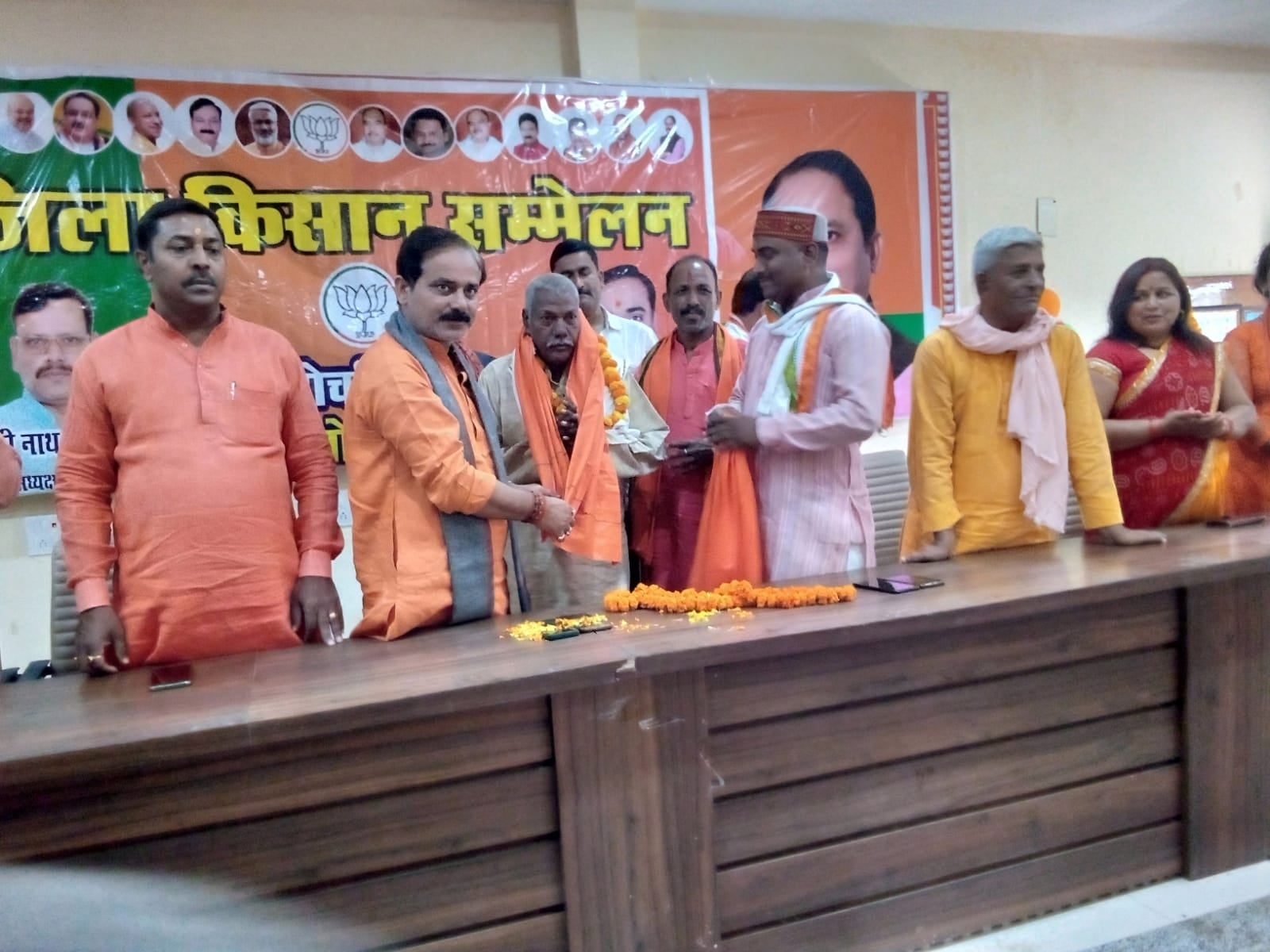 राबर्ट्सगंज पुसौली भाजपा जिला कार्यालय में किसानों को सम्मानित करते भाजपा जिलाध्यक्ष अजीत चौब? राबर्ट्सगंज पुसौली भाजपा जिला कार्यालय में किसानों को सम्मानित करते भाजपा जिलाध्यक्ष अजीत चौब?