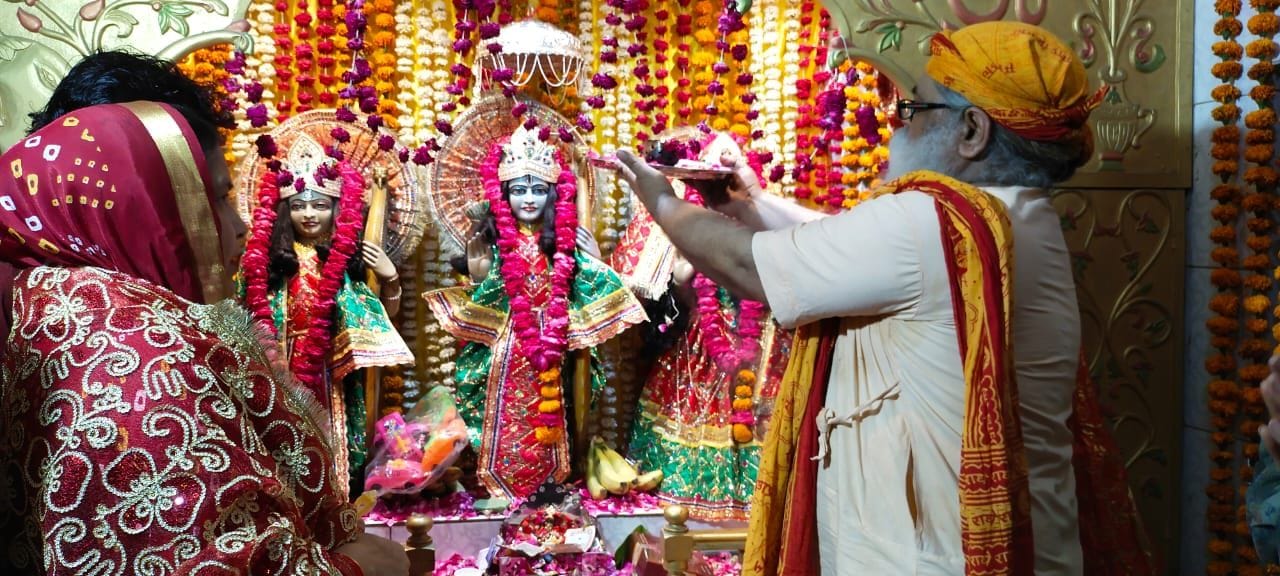 ्रीराम दरबार की आरती करते आचार्य भुवनेश मिश्रा ्रीराम दरबार की आरती करते आचार्य भुवनेश मिश्रा