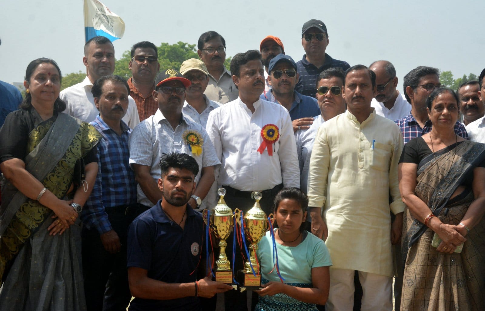 सनातन धर्म महाविद्वालय में एथलेटिक्स मीट के समापन पर खिलाडीयों को चैम्पियन ट्राफी देते प्राचार? सनातन धर्म महाविद्वालय में एथलेटिक्स मीट के समापन पर खिलाडीयों को चैम्पियन ट्राफी देते प्राचार?