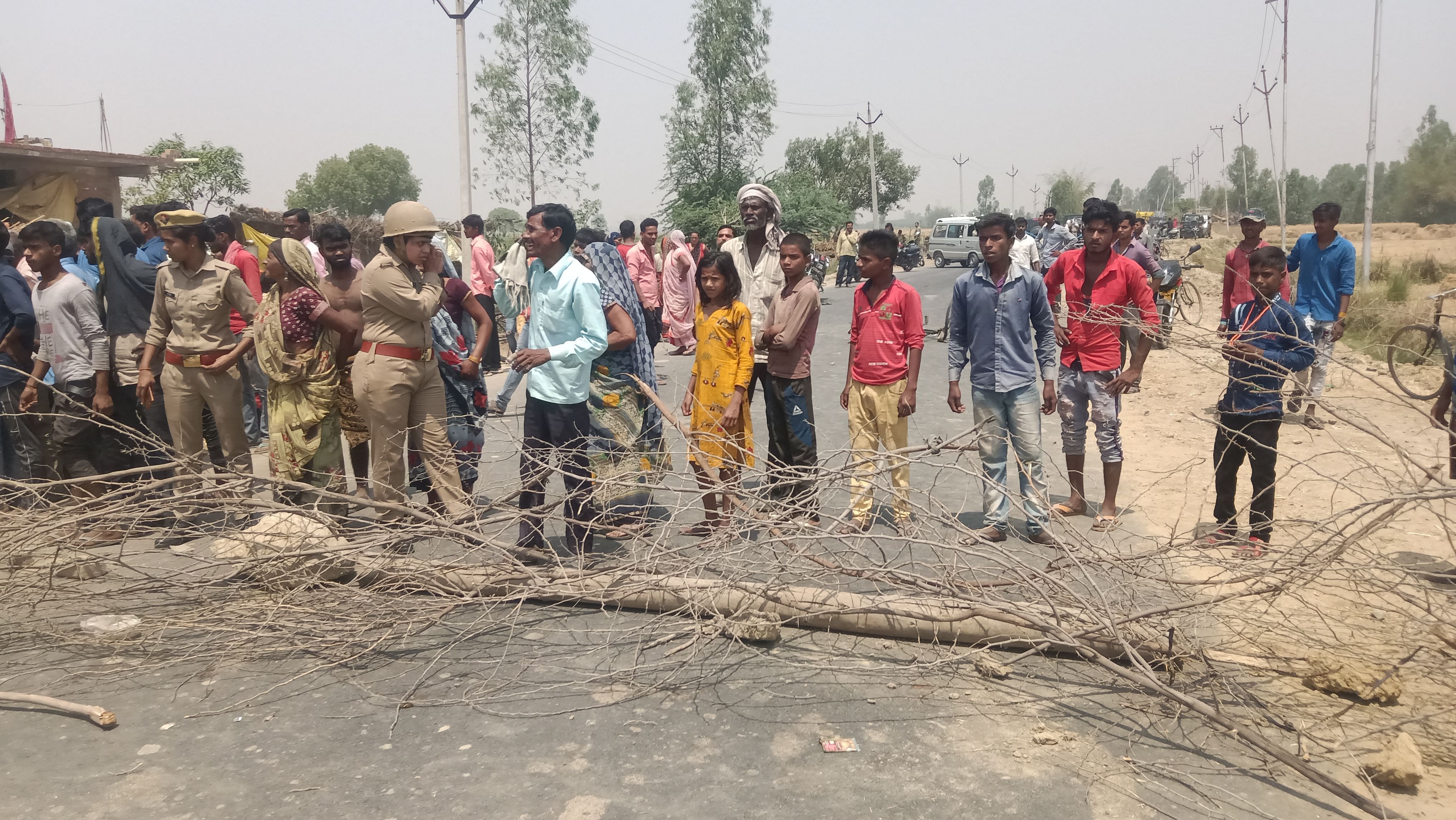 सड़क हाइसे में छात्र की मौत पर सरोसी मार्ग पर जाम लगाए परिजन व ग्रामीण। संवाद सड़क हाइसे में छात्र की मौत पर सरोसी मार्ग पर जाम लगाए परिजन व ग्रामीण। संवाद