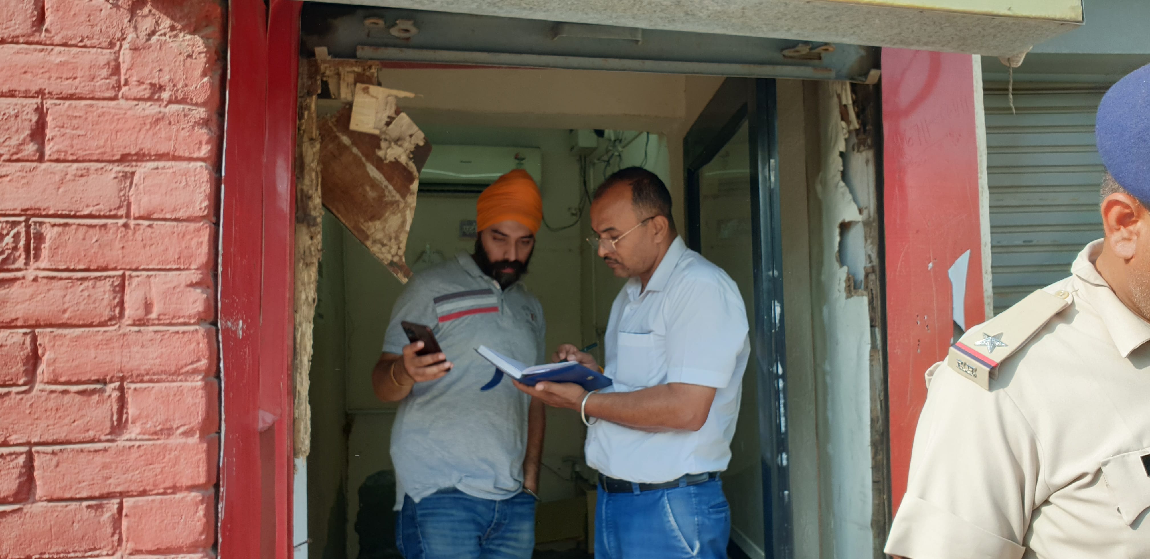 शाहाबाद में बैंक प्रबंधक से बातचीत करता साइबर सेल का सदस्य। संवाद शाहाबाद में बैंक प्रबंधक से बातचीत करता साइबर सेल का सदस्य। संवाद