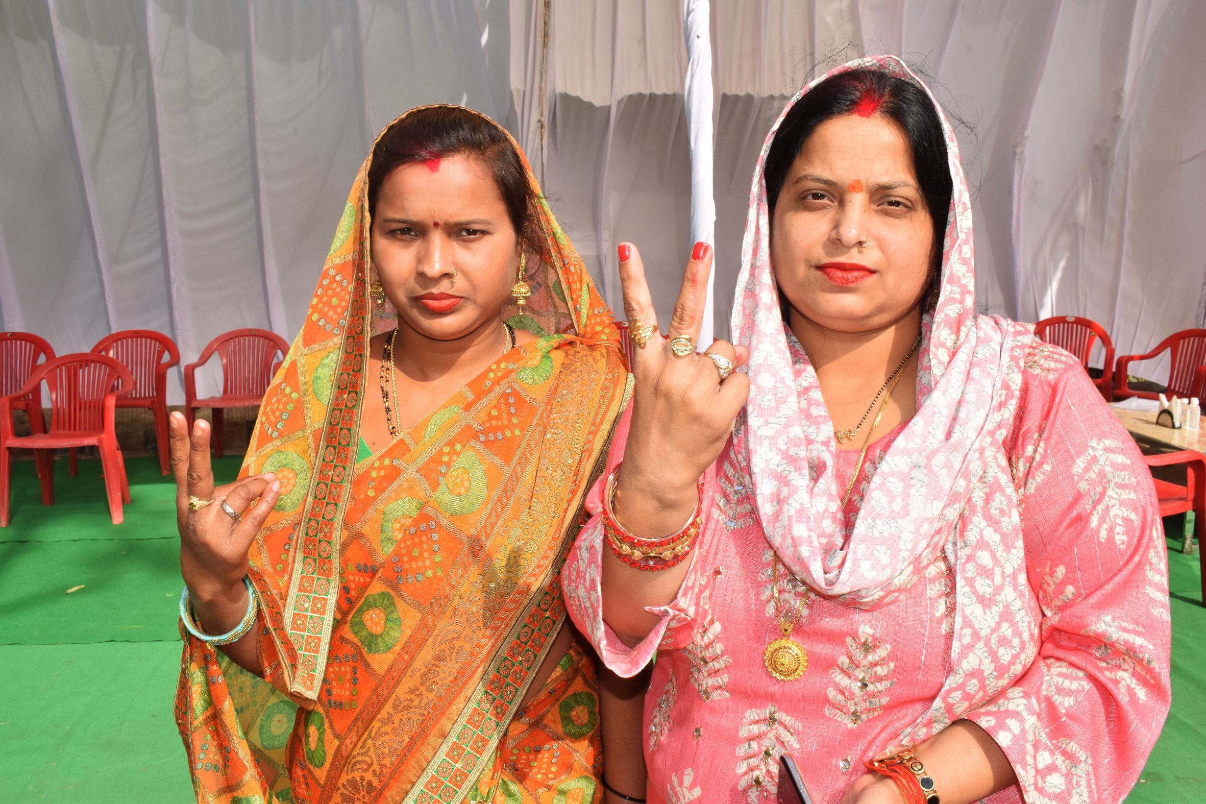 शाहजहांपुर में एमएलसी चुनाव के लिए महिला जिला पंचायत सदस्य के साथ मतदान करने पहुंचीं जिला पंचाय? शाहजहांपुर में एमएलसी चुनाव के लिए महिला जिला पंचायत सदस्य के साथ मतदान करने पहुंचीं जिला पंचाय?