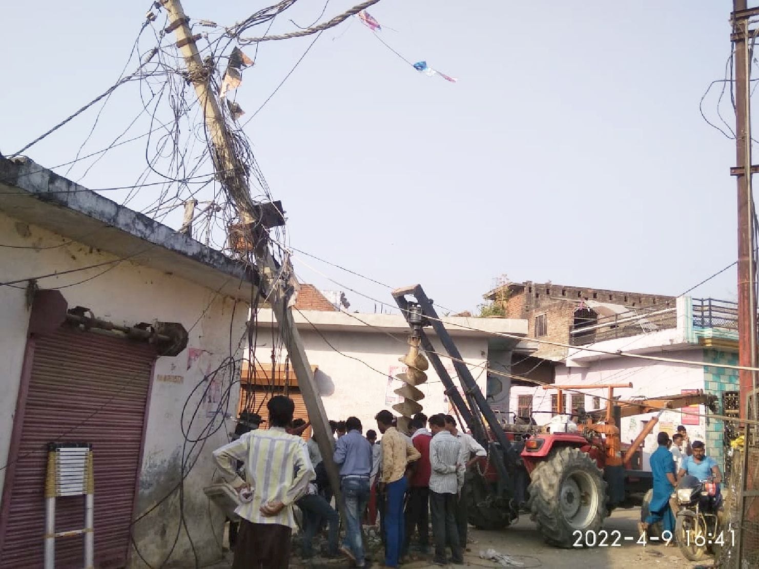 शाहजहांपुर में शनिवार को सुबह मोहल्ला ऐमनजई जलालनगर में ट्रैक्टर-ट्रॉली की टक्कर लगने से क्षतिग