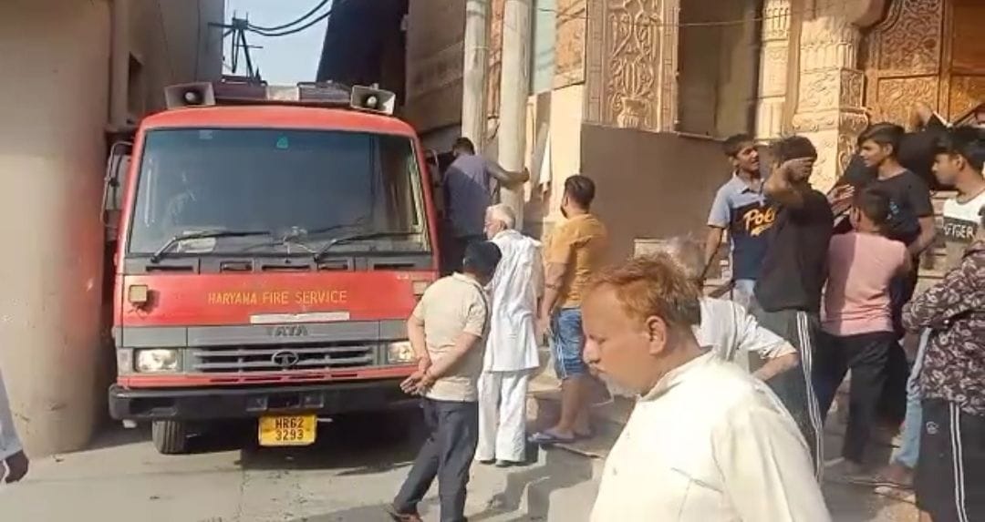 तंग गली होने के कारण रामनिवास मौहल्ला में फंसी दमकल विभाग की गाड़ी तंग गली होने के कारण रामनिवास मौहल्ला में फंसी दमकल विभाग की गाड़ी