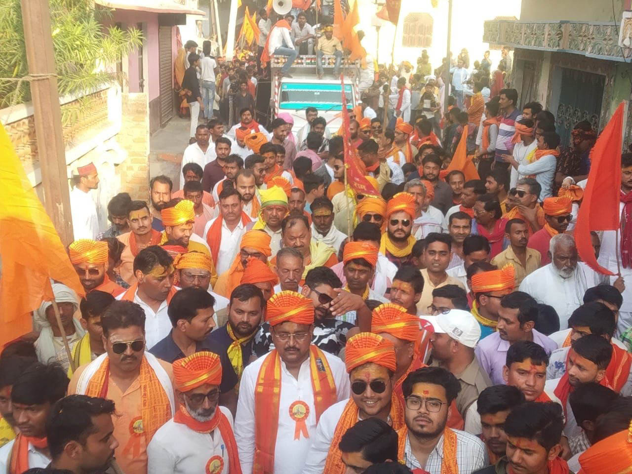 तिंदवारी में रामनवमी जुलूस में शामिल जल शक्ति राज्यमंत्री रामकेश निषाद। संवाद  