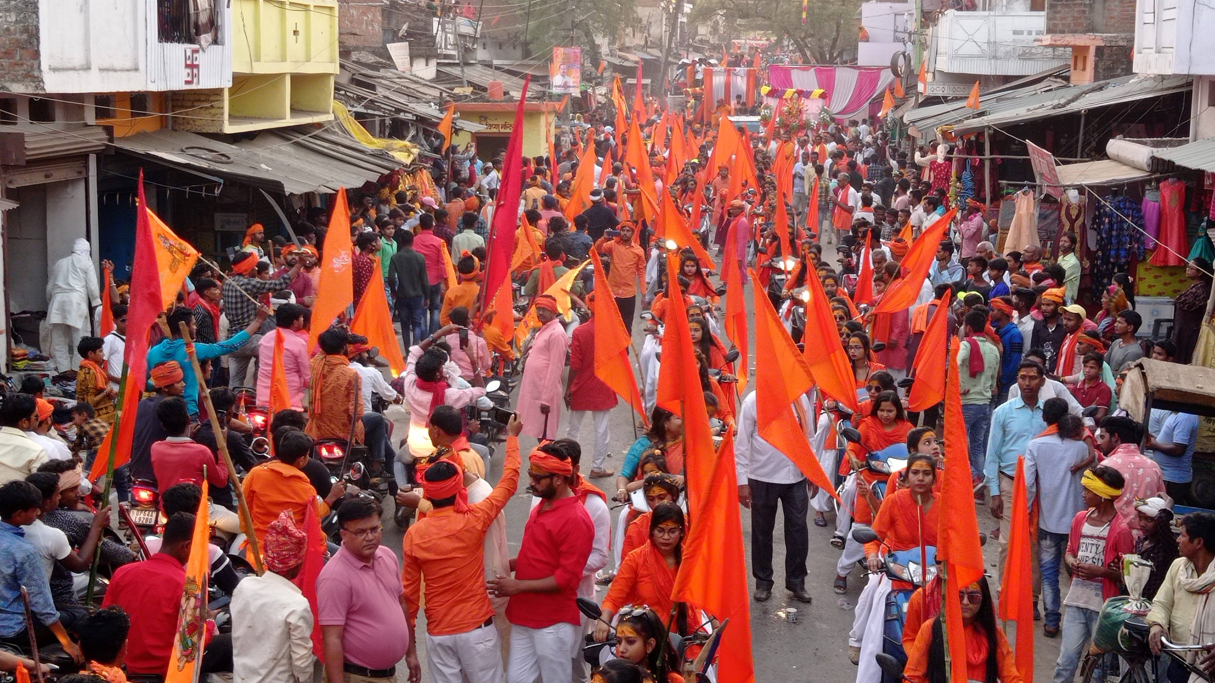 दुद्धी रामनवमी में निकली शोभा यात्रा में शामिल लोग। दुद्धी रामनवमी में निकली शोभा यात्रा में शामिल लोग।