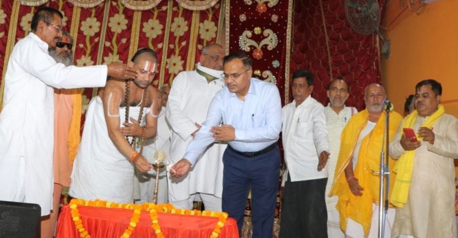 धर्मनगरी में राष्ट्रीय रामायणमेले का दीप जलाकर शुभांरभ करते महंत बद्री प्रपन्नाचार्य व साथ में धर्मनगरी में राष्ट्रीय रामायणमेले का दीप जलाकर शुभांरभ करते महंत बद्री प्रपन्नाचार्य व साथ में