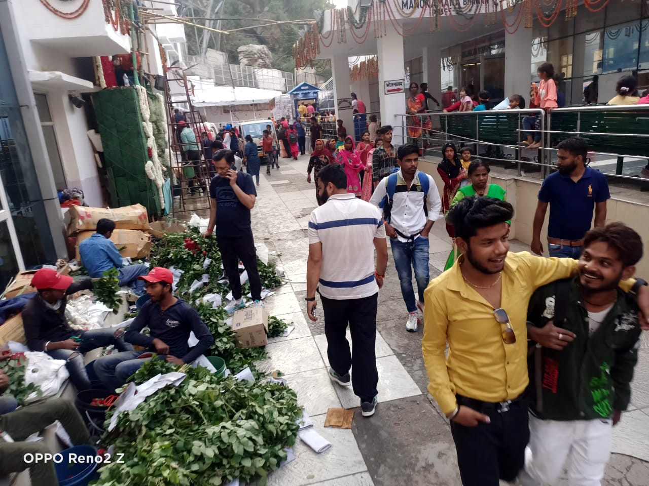 8,9 भवन की ओर जाते यात्री 10 अर्दकुवार मंदिर के वाहर आराम करते यात्री 8,9 भवन की ओर जाते यात्री 10 अर्दकुवार मंदिर के वाहर आराम करते यात्री