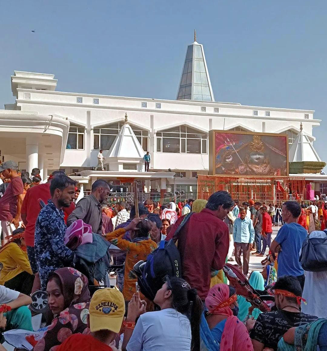 8,9 भवन की ओर जाते यात्री 10 अर्दकुवार मंदिर के वाहर आराम करते यात्री 8,9 भवन की ओर जाते यात्री 10 अर्दकुवार मंदिर के वाहर आराम करते यात्री