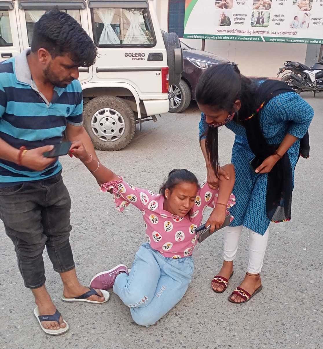 अमोड़ी जीप हादसे में भाभी दीपा देवी की मौत पर बिलखती टनकपुर कस्तूरबा गांधी स्कूल की छात्रा मीना क