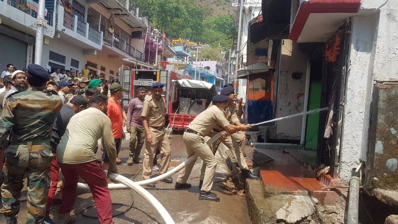 भारतीय सेना, पुलिस और फायर की टीम आग पर काबू पाने की कोशिश करते हुए। भारतीय सेना, पुलिस और फायर की टीम आग पर काबू पाने की कोशिश करते हुए।