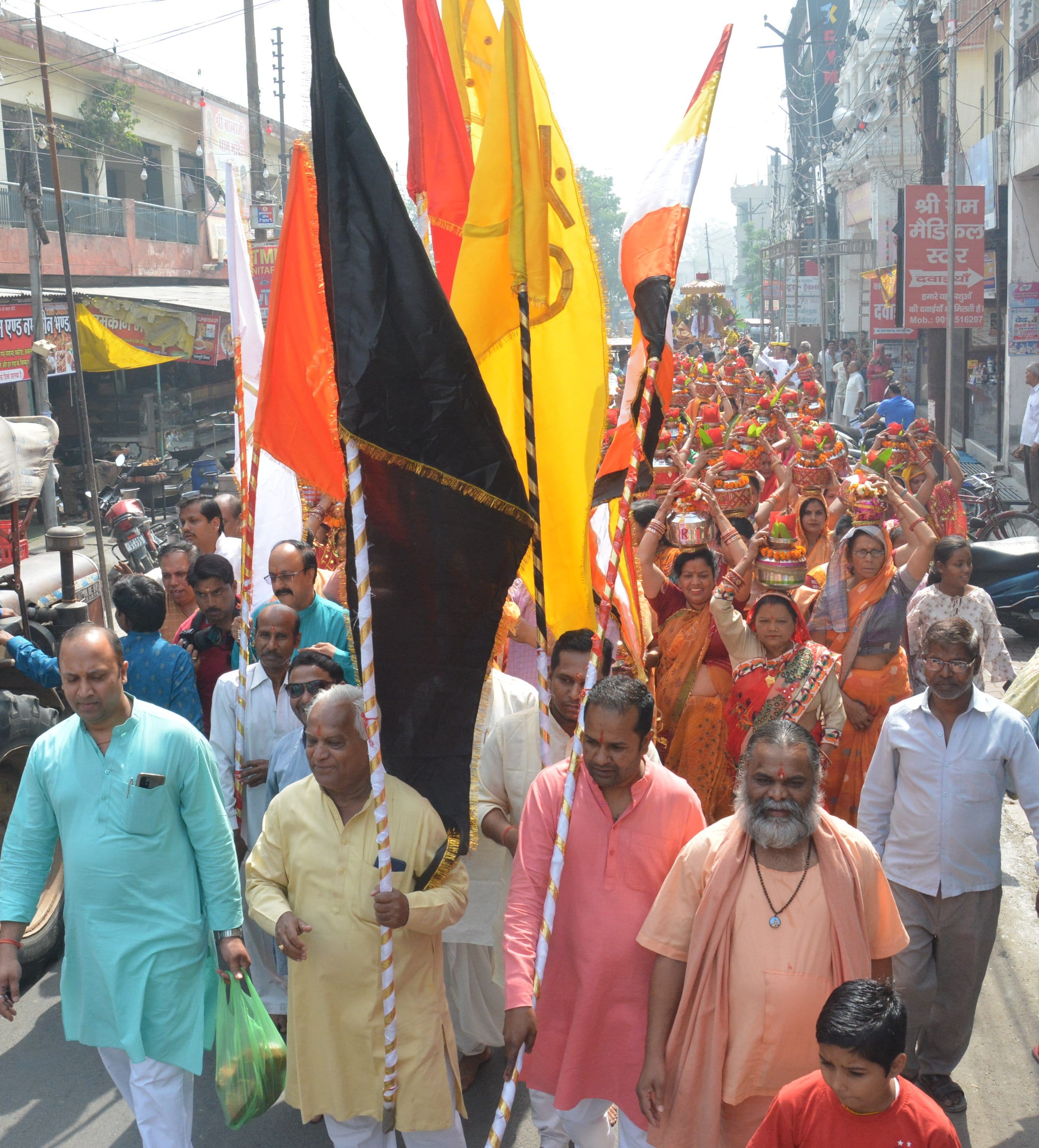बालाजी मंदिर की कलश यात्रा में ध्वज लेकर चलते श्रद्वालु। बालाजी मंदिर की कलश यात्रा में ध्वज लेकर चलते श्रद्वालु।