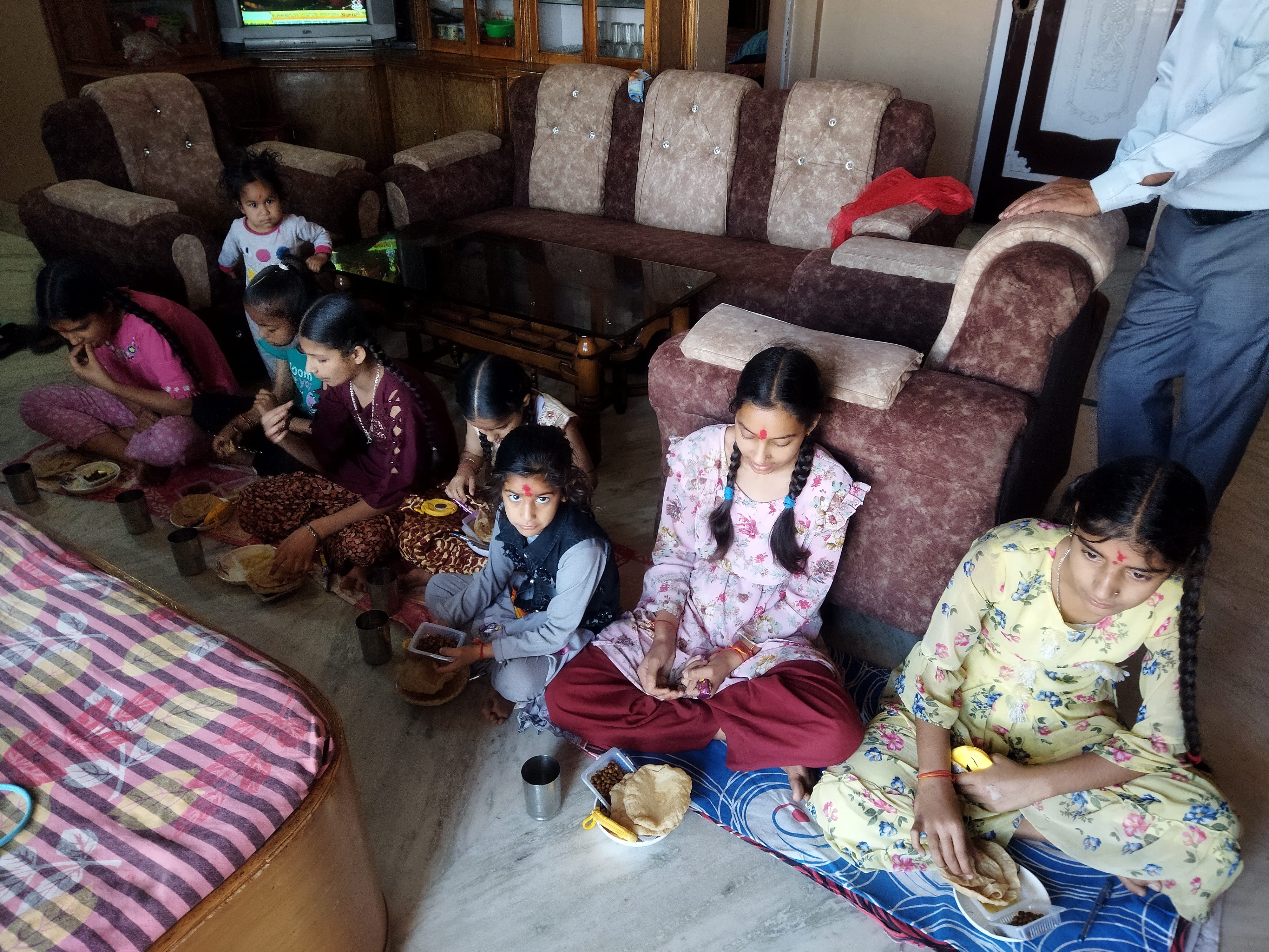 चिनैनी में कंजक पूजन का दृश्य :- संवाद