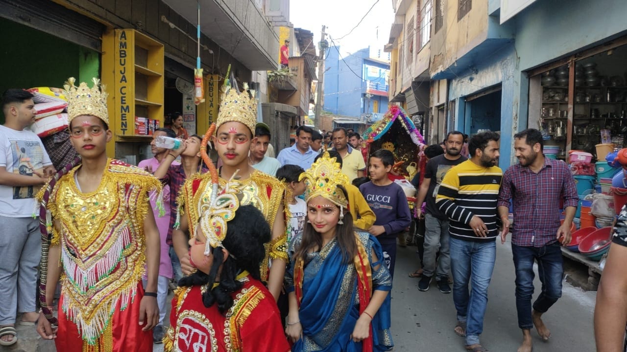 चिनैनी में निकाली गई शोभा यात्रा :- संवाद