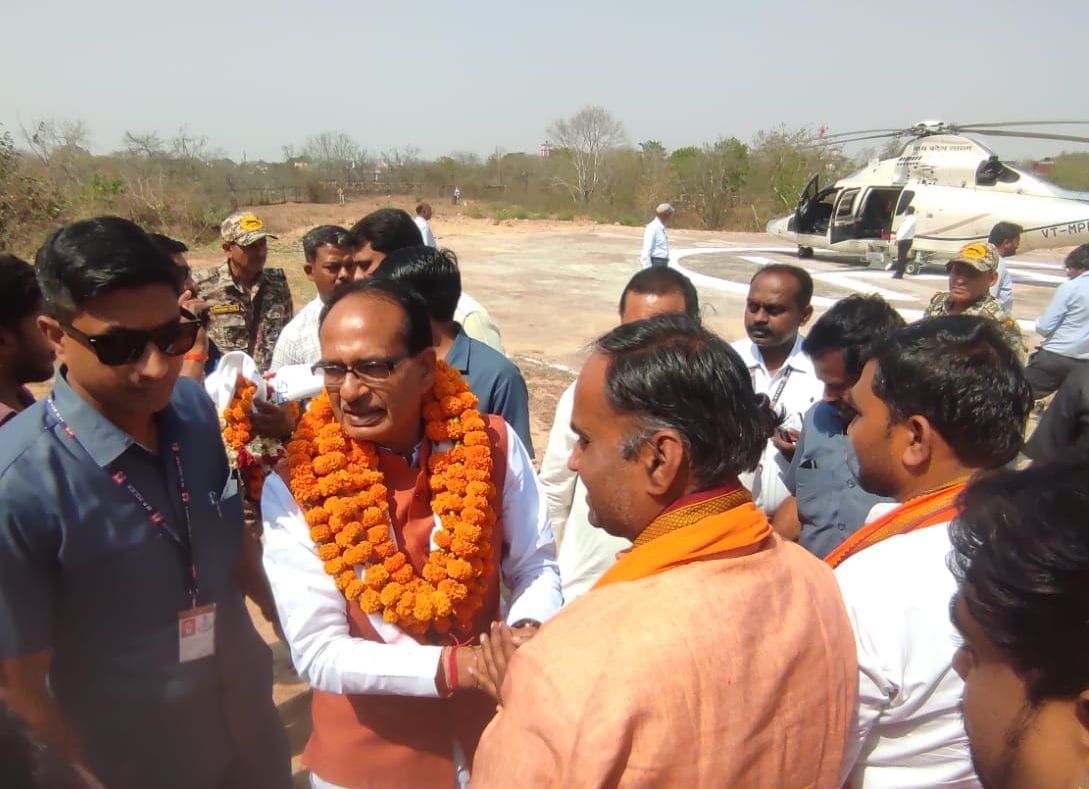 चित्रकूट आगमन पर आरोग्यधाम हेलीपैड पर मप्र के मुख्यमंत्री शिवराज सिंह चौहान का स्वागत करते पार? चित्रकूट आगमन पर आरोग्यधाम हेलीपैड पर मप्र के मुख्यमंत्री शिवराज सिंह चौहान का स्वागत करते पार?