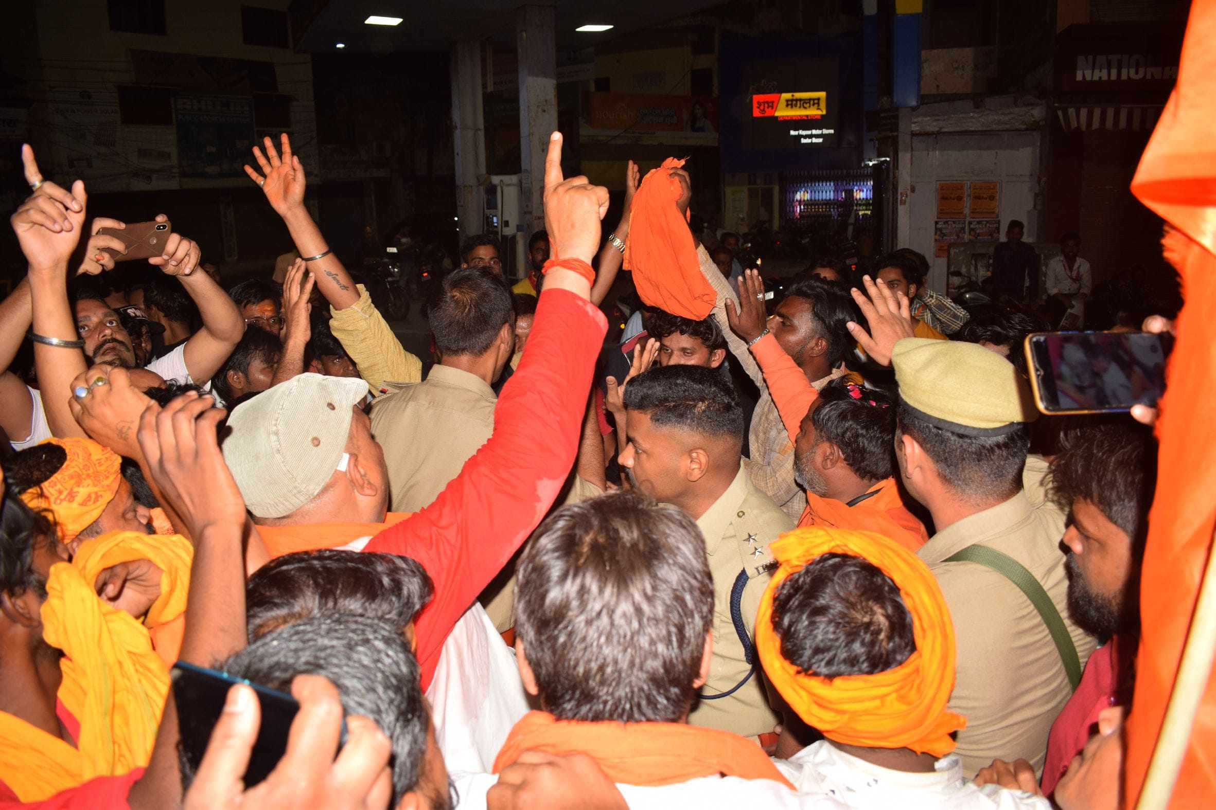 डीजे बंद कराए जाने के विरोध में हिन्दू संगठन के कार्यकर्ता की पुलिस से होती नोंक झोंक । संवाद डीजे बंद कराए जाने के विरोध में हिन्दू संगठन के कार्यकर्ता की पुलिस से होती नोंक झोंक । संवाद